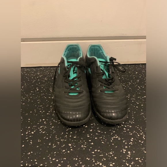 Diadora women’s soccer shoes indoor cleats football women US size 7 - Picture 1 of 4